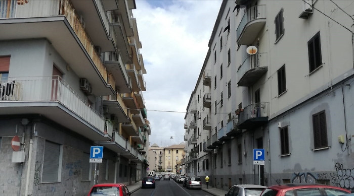 Catania: strisce blu ambo i lati... "Come mai?"