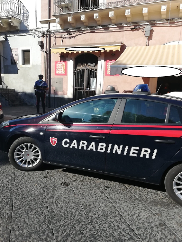 Botte da orbi in piazza a Paternò, denunciati cinque ragazzi