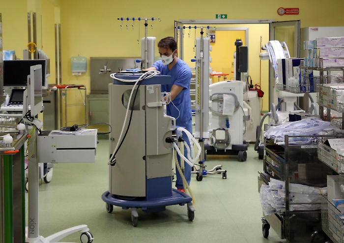 Il virus in Sicilia torna a correre e si cercano altri posti letto Covid