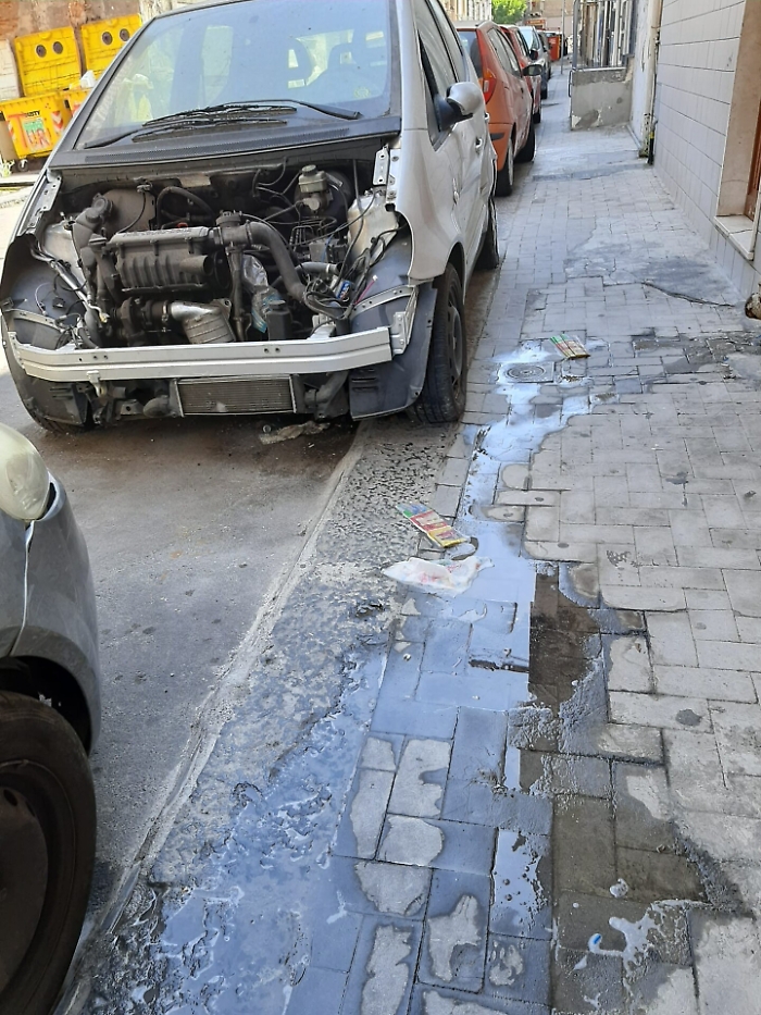 Catania: carcassa di auto in via Reitano
