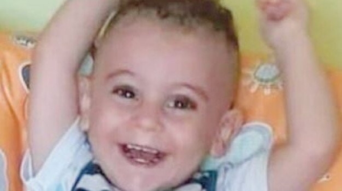 Morte piccolo Evan, il fratellino accusa pap&agrave; e compagno della madre