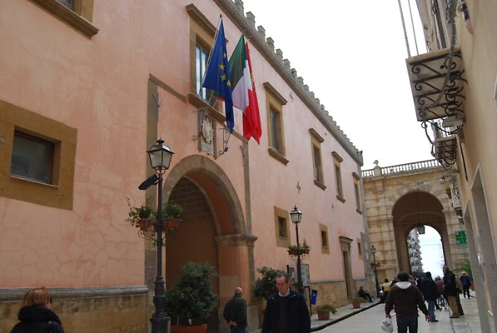 Marsala, indagati presidente del Consiglio e 13 consiglieri: nascosero di avere debiti con il Comune