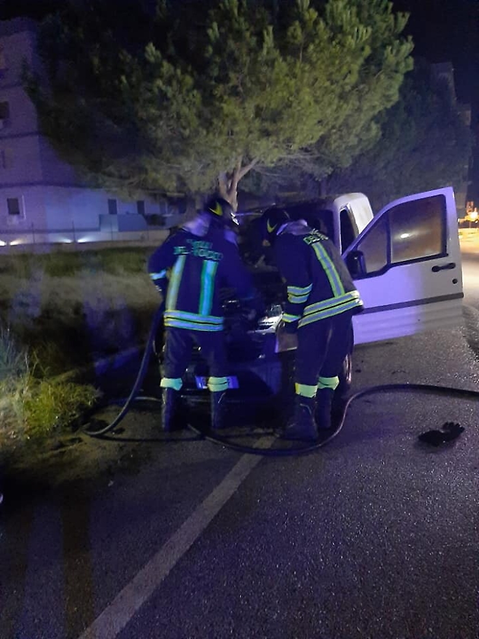 Siracusa, in fiamme furgone del marito di un avvocato centro antiviolenza