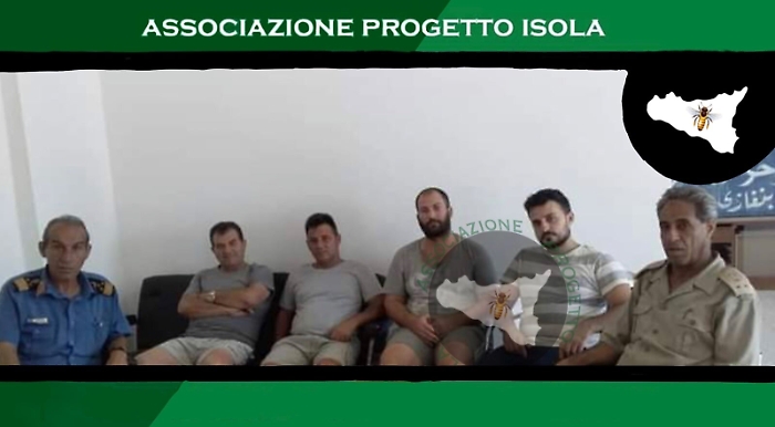 Una parte dei siciliani in Libia (foto da Facebook)