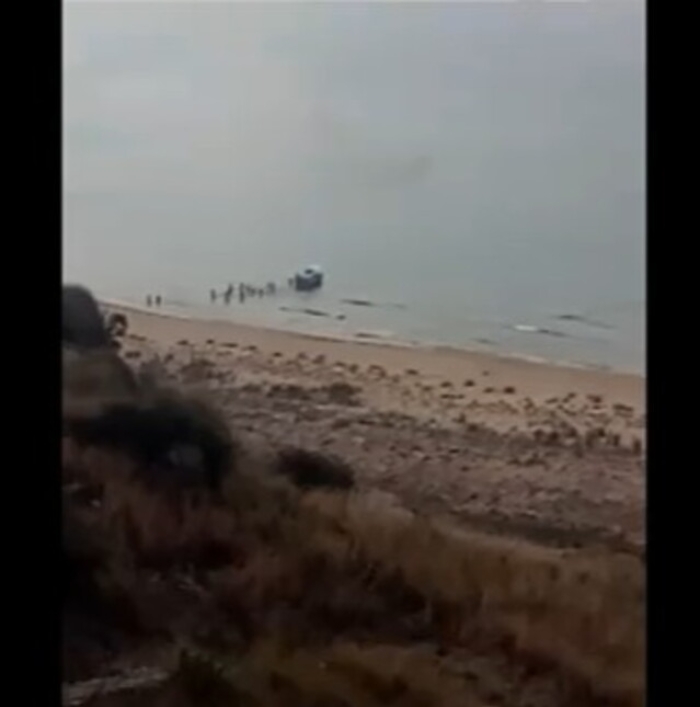 Trenta migranti sbarcano in spiaggia a Torre Salsa
