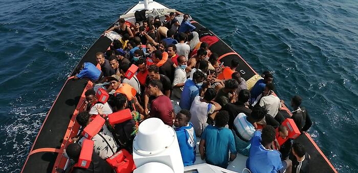 Notte di sbarchi a Lampedusa: hotspot colmo con 1.200 migranti