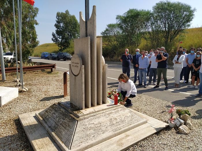 Un mazzo di fiori presso la stele commemorativa del giudice Rosario Livatino
