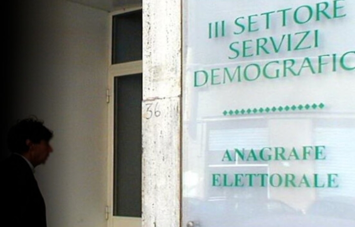 Siracusano va all'anagrafe ma non risulta: è clandestino nel suo Paese