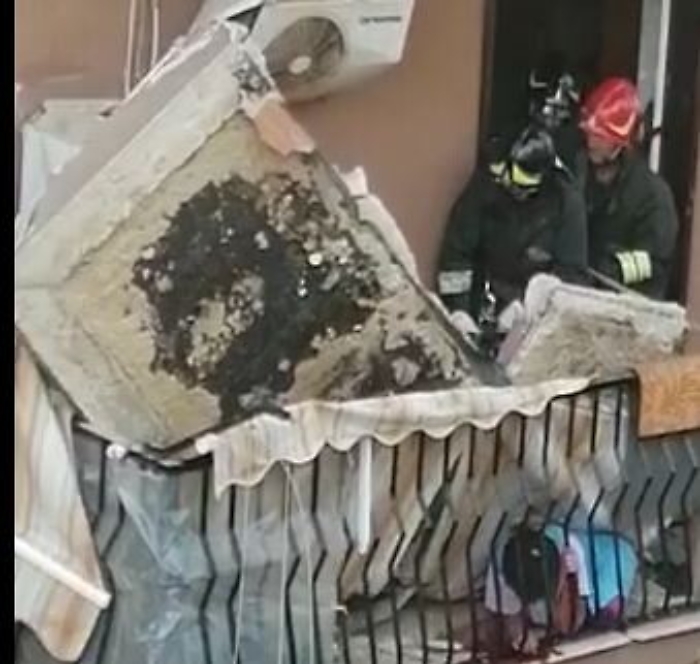 Caltanissetta, crolla un balcone e anziana donna ferita