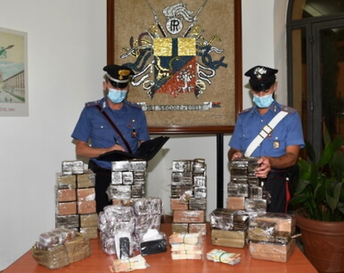 Palermo, tra i campetti di calcetto c'erano 85 chili di hashish