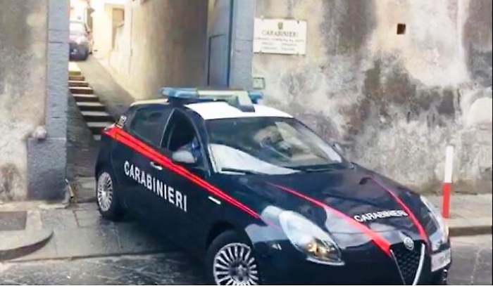 Catania, va al bar per un caffè e ruba il cellulare al barista