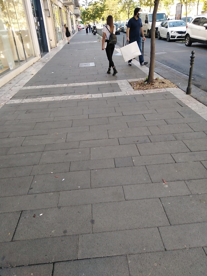 Catania, corso Italia: nessun cestino dei rifiuti