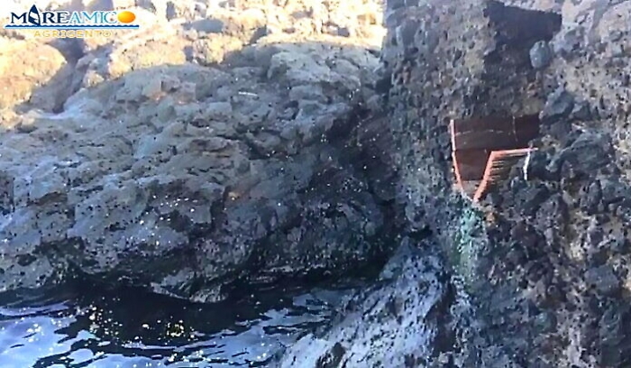 Una fogna al porticciolo di Linosa