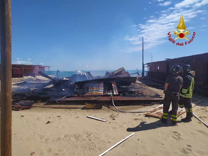 Catania, brucia lido di Vaccarizzo, in fumo una fila di cabine