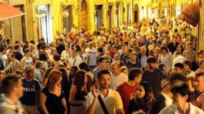 Coronavirus, senza mascherina nei luoghi della movida: multe a raffica