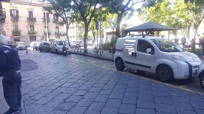 Catania, Piazza Cavour. Occupazione di suolo pubblico