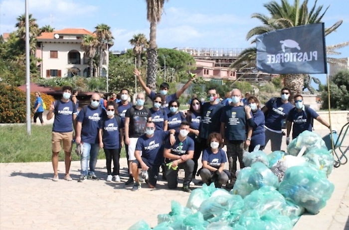 Siracusa: raccolti più di 400 kg di spazzatura dai  ragazzi di Plastic free onlus