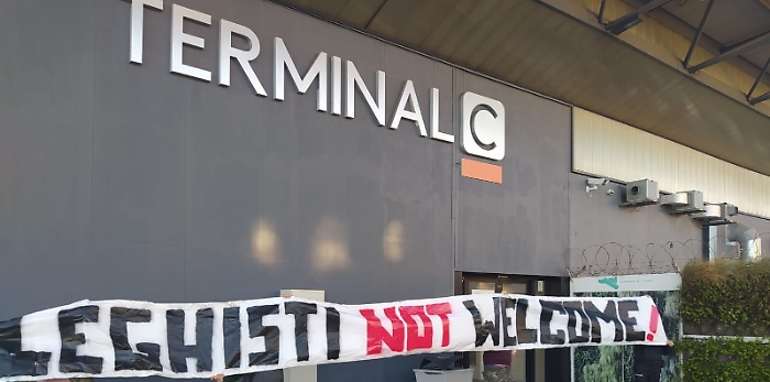 «Leghisti not welcome», striscioni ai terminal dell'aeroporto di Catania