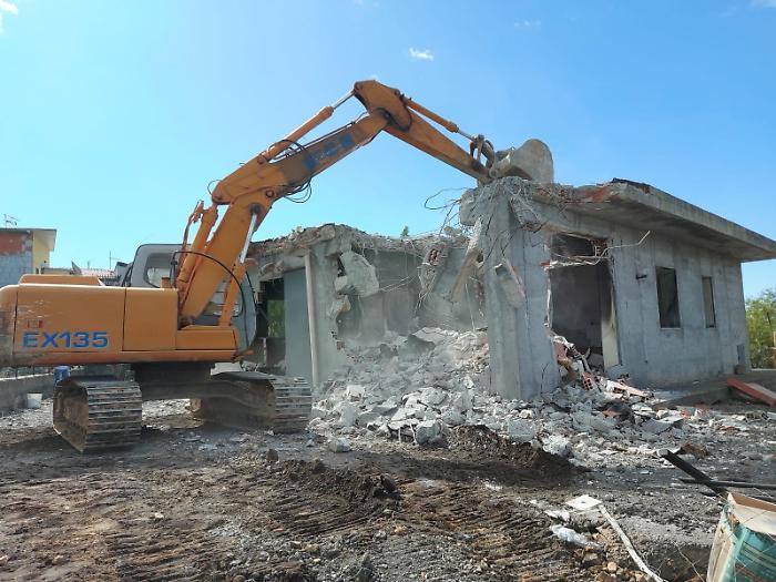 Adrano, ruspe al lavoro: abbattuto dopo 23 anni un immobile abusivo