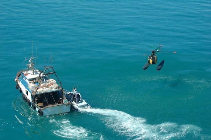 Peschereccio tunisino ignora l'alt e sperona motovedetta italiana, aperto il fuoco