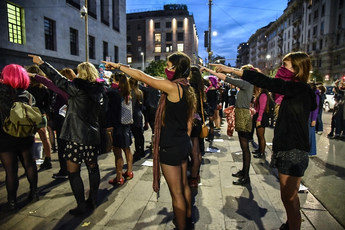 Catania, flashmob “femminista” al porto contro Salvini e la Lega