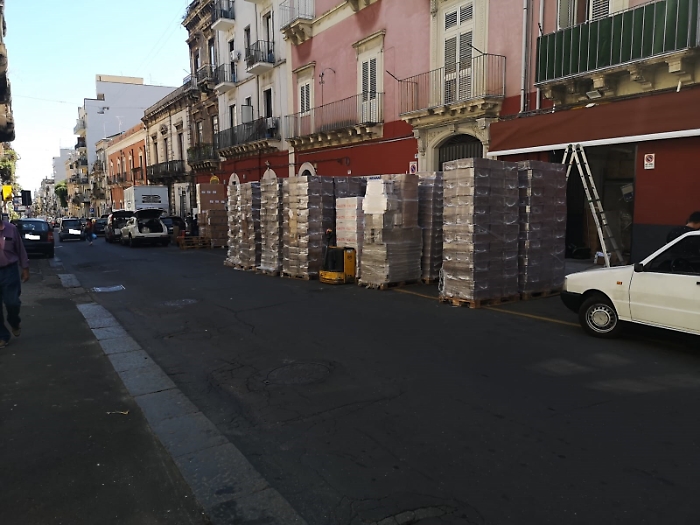 Catania: disagi in via V. Emanuele  per scarico merce in mezzo alla strada