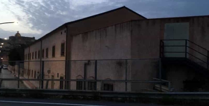 Migranti in fuga da "Villa Sikania": poliziotto resta ferito