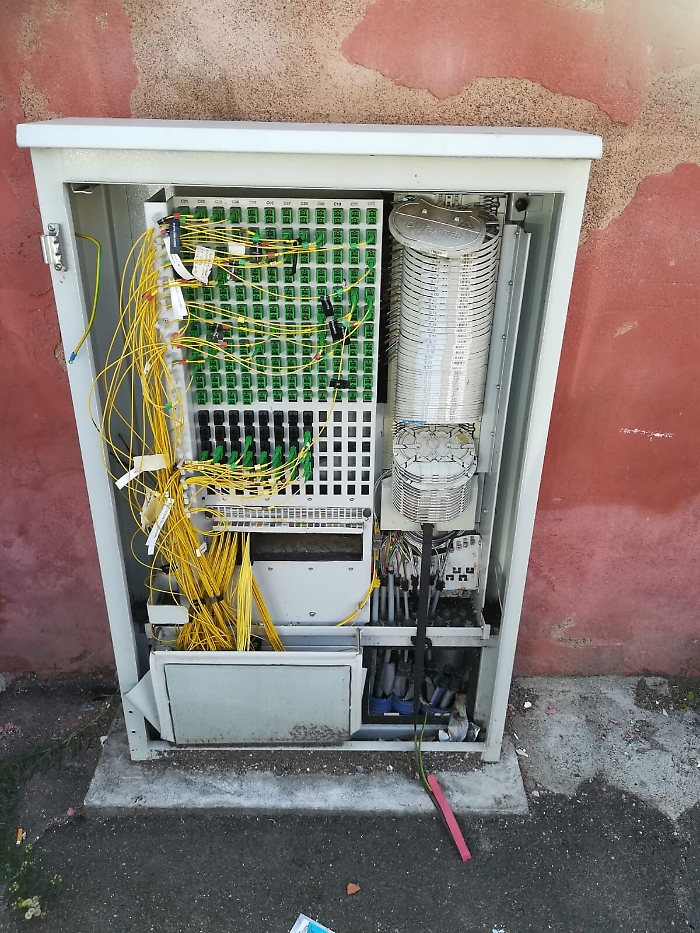 Catania: armadio telefonico senza nessuna protezione