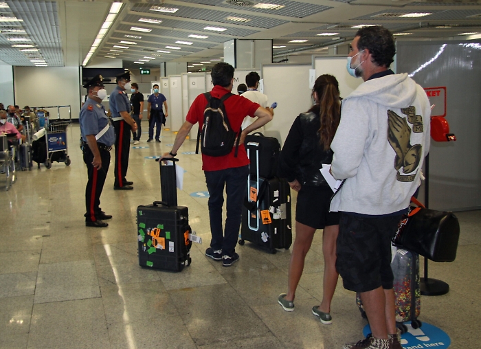 Aeroporto Palermo: lunghe code per i Covid-test, passeggeri imbestialiti