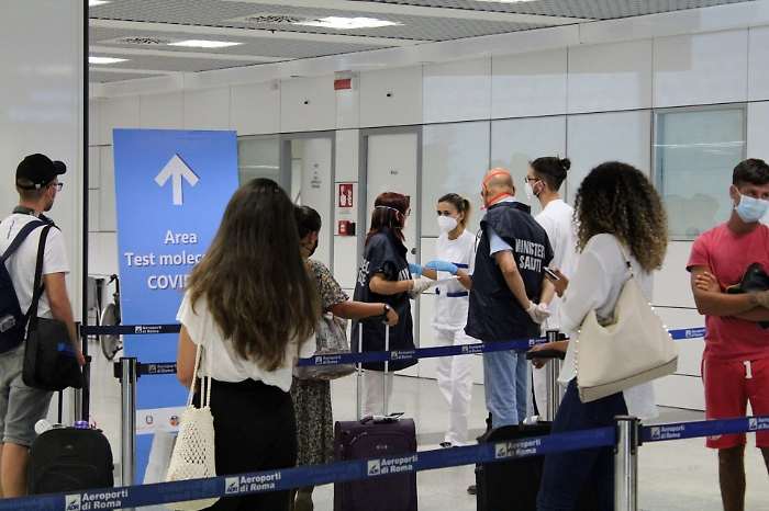 Caos tamponi all'aeroporto di Palermo, la Gesap sospende i test