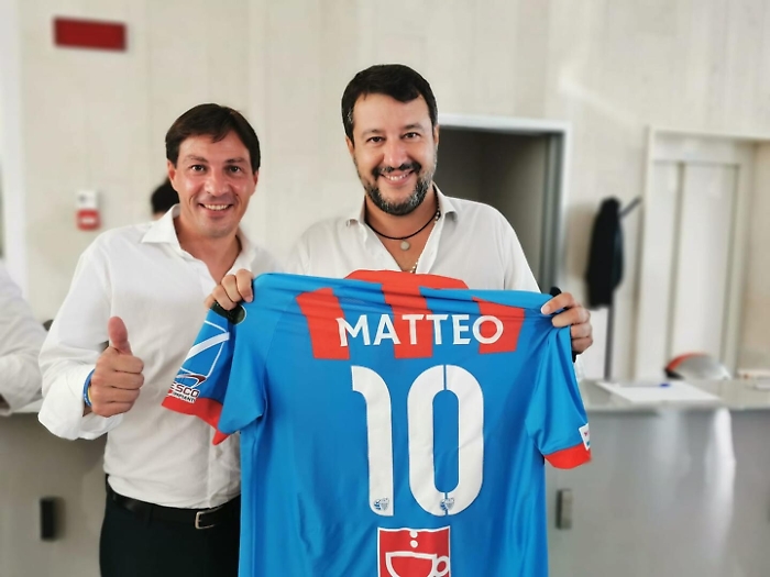 Cantarella dà la maglia a Salvini 
ma i tifosi: «Catania fuori dalla politica»