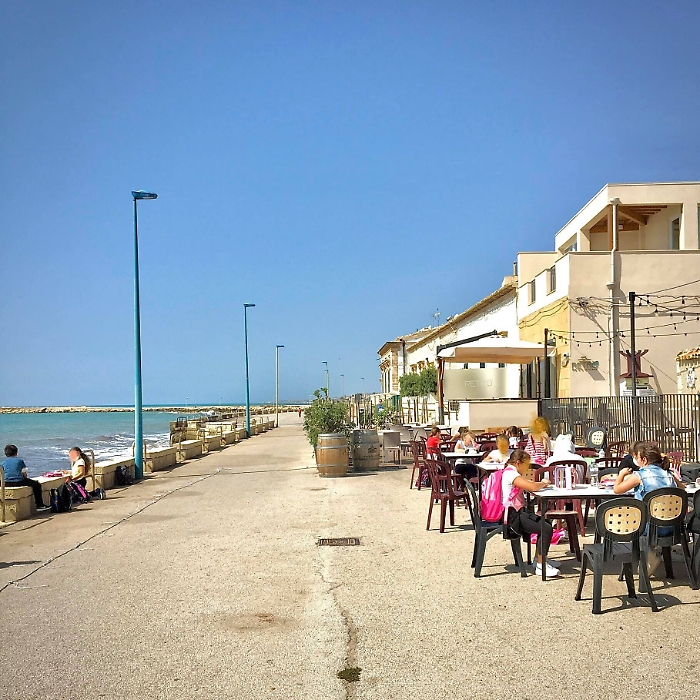 Donnalucata, la lezione sul lungomare della maestra elementare