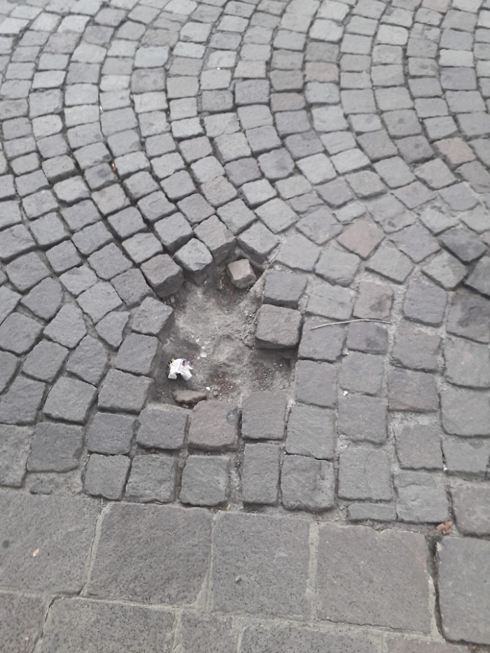 Catania:  Sanpietrini divelti in piazza della Repubblica