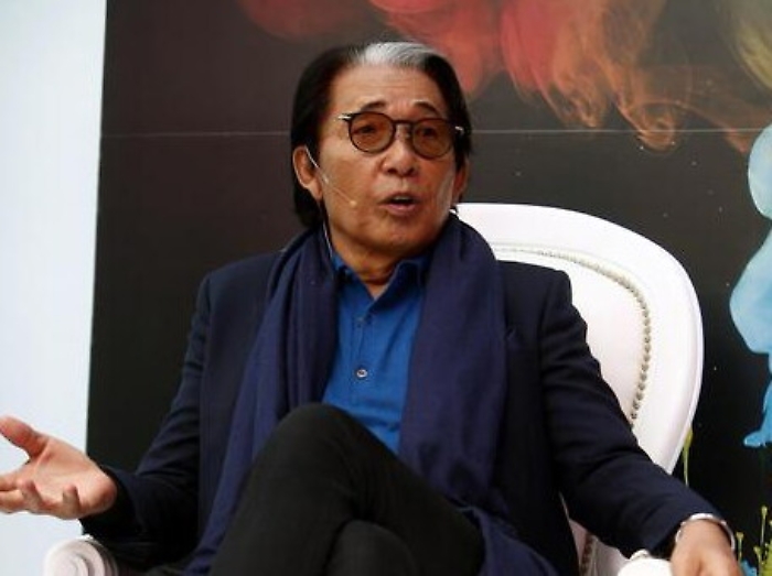 Lo stilista giapponese Kenzo è morto a Parigi per il covid