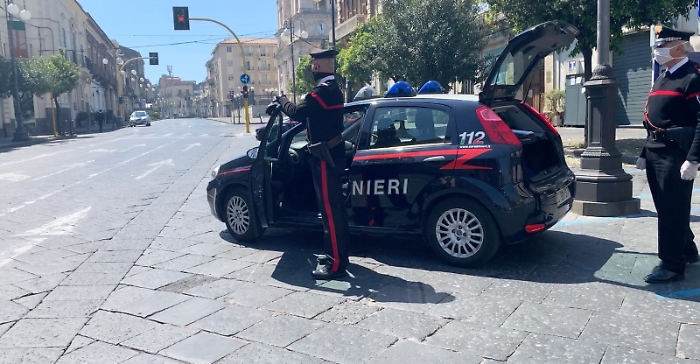 Giarre, picchia e tenta di strangolare la compagna davanti al figlioletto