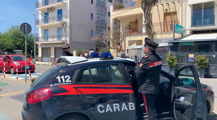 Giarre, prende a schiaffi la suocera e minaccia pure i carabinieri