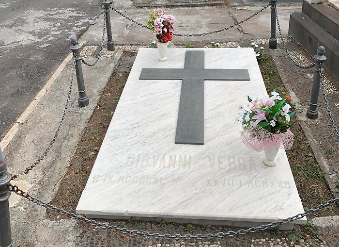 Storia e memoria tra le vie del cimitero etneo. FAI Catania omaggia la tomba di Giovanni Verga