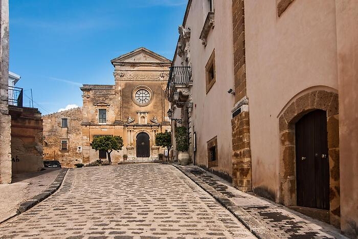 Covid, Sambuca di Sicilia "blindata", tra turisti
 e morti in aumento, con appena 2 vigili urbani