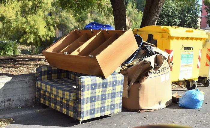 Sospeso a Catania il ritiro dei rifiuti ingombranti: impianto saturo