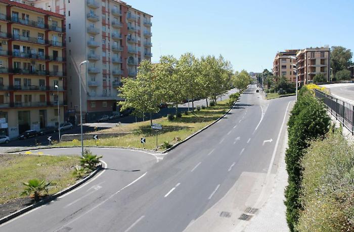 Una strada deserta durante il lockdown ad aprile