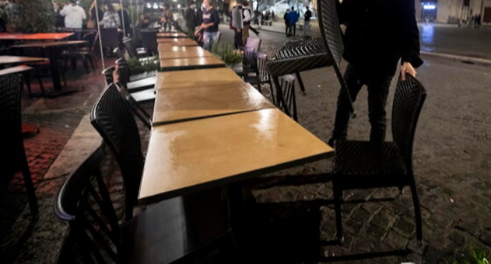 Covid, l'annuncio di Musumeci: «Orario di chiusura tra le 22 e le 23 per bar e ristoranti. Ddl in arrivo»