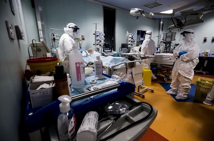 Coronavirus, a Catania carenza di posti nei reparti Covid: 8 anziani positivi restano in Pronto soccorso