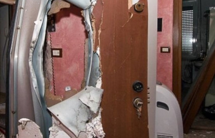 Siracusa, bomba carta davanti casa: il proprietario ferito nell'intimidazione