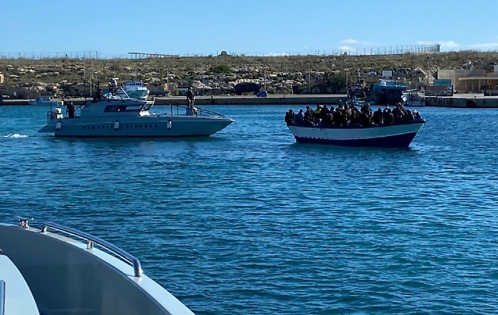 Migranti: raffica di barconi a Lampedusa, hotspot di nuovo sovraffollato
