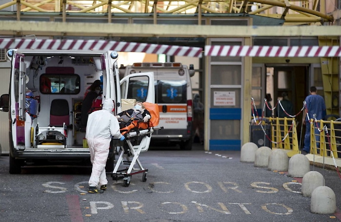 Covid, la pressione sugli ospedali catanesi: «Il tappo sta saltando!»