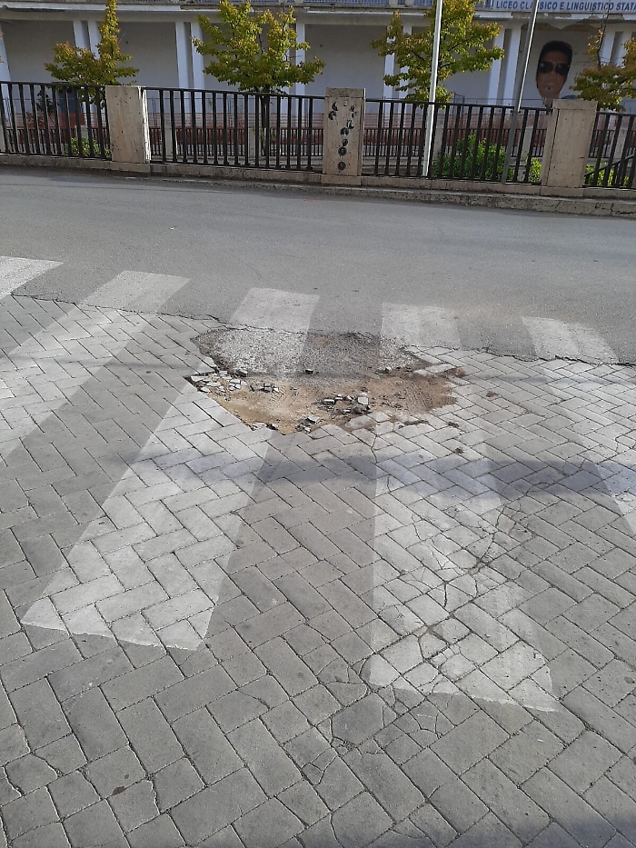 Caltanissetta, pericolosa buca in via Petrarca