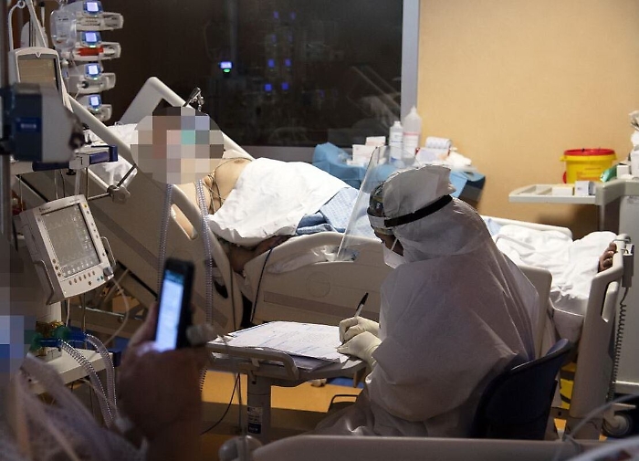 Il virologo: «Regioni hanno diversi modi per truccare i dati». La sottosegretaria: «Spero di no»