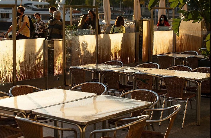 Covid, le Regioni premono: aprire bar, ristoranti, cinema e teatri all'aperto