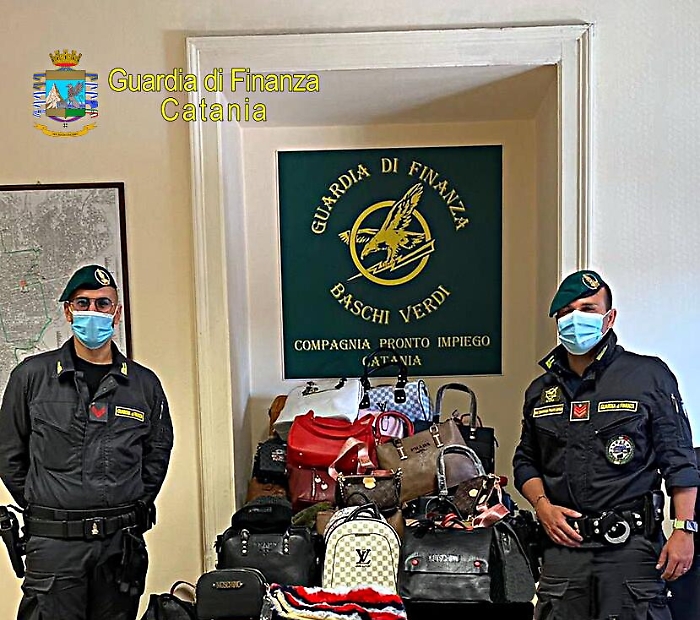 Catania, marchi contraffatti su capi di abbigliamento e accessori: sequestri della Guardia di finanza