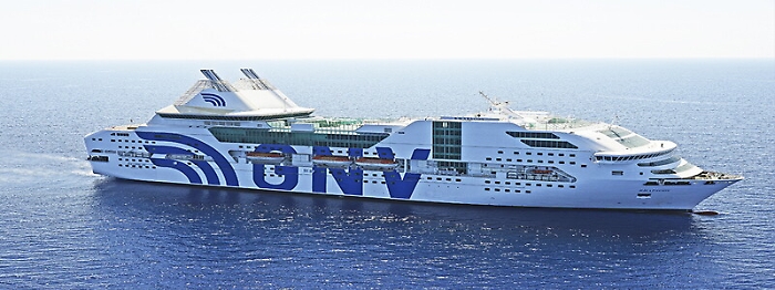 Migranti, a Lampedusa la nave quarantena Rhapsody